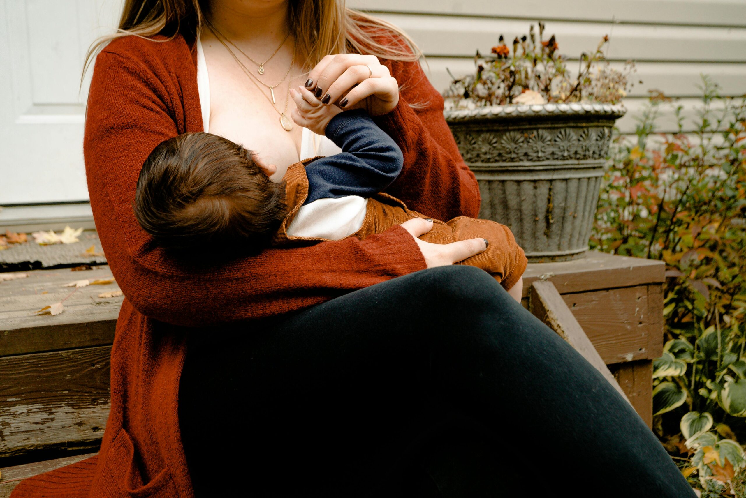 Maman et bébé, allaitement serein