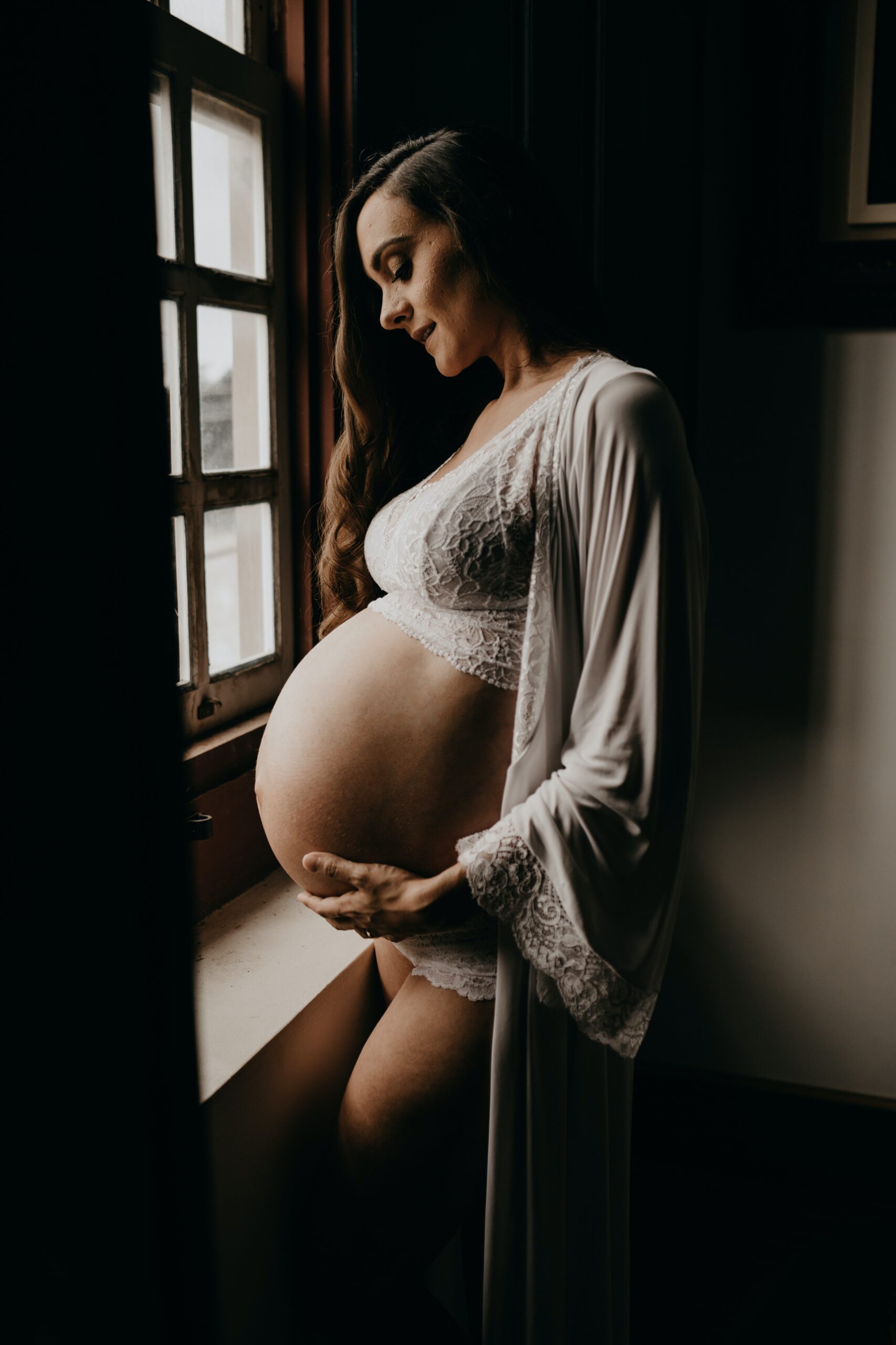 Femme enceinte sereine, accompagnée par une kinésithérapeute à Rumilly